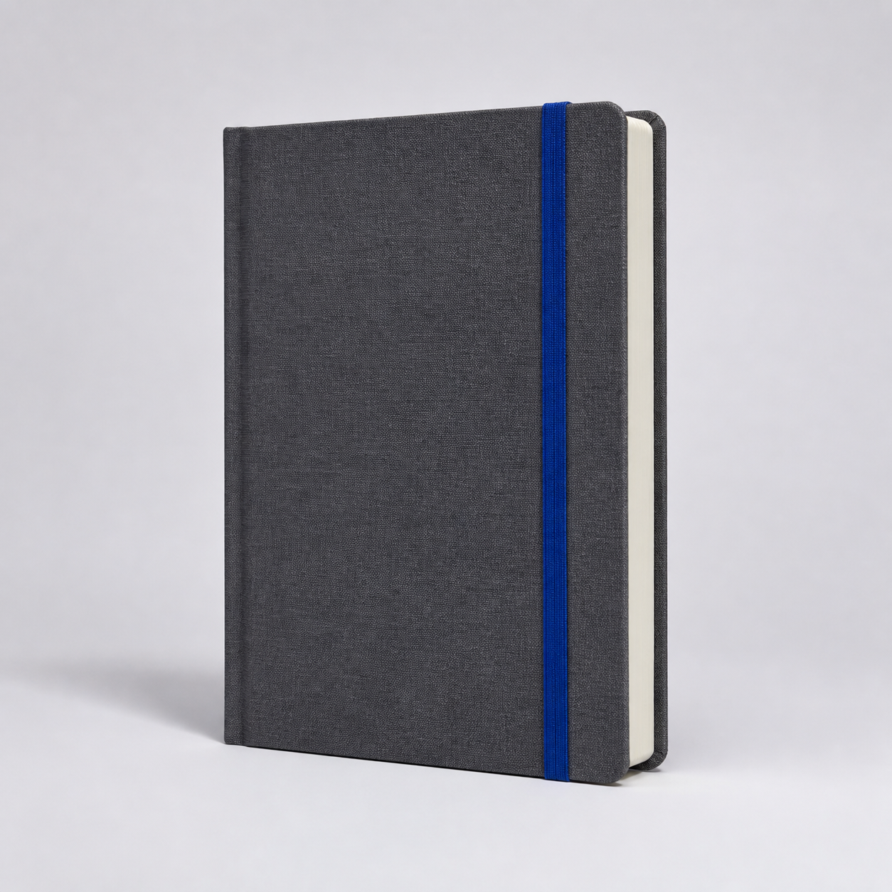 Caderno azul-marinho fechado sobre fundo claro