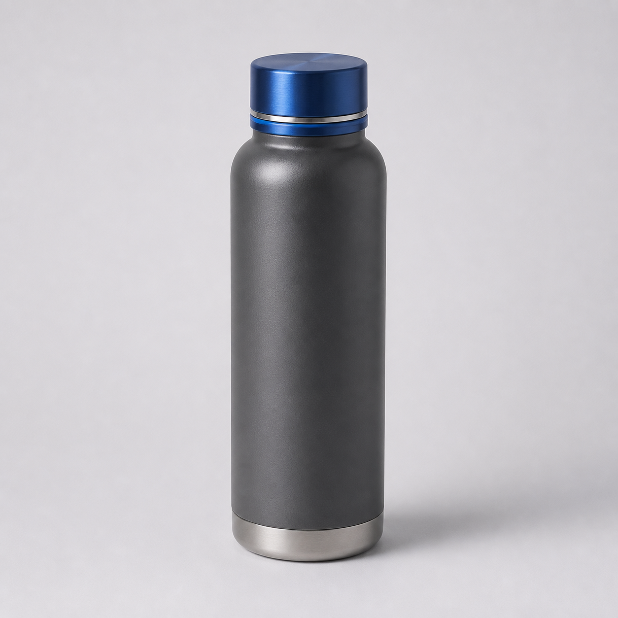 Garrafa térmica azul-cobalto em fotografia de produto