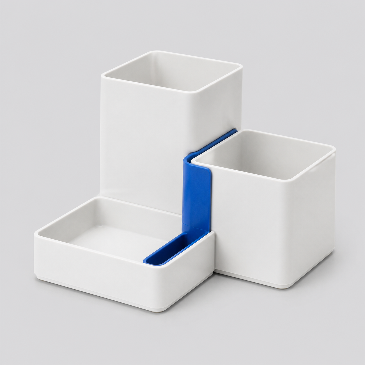 Organizador modular azul-cobalto sobre fundo claro