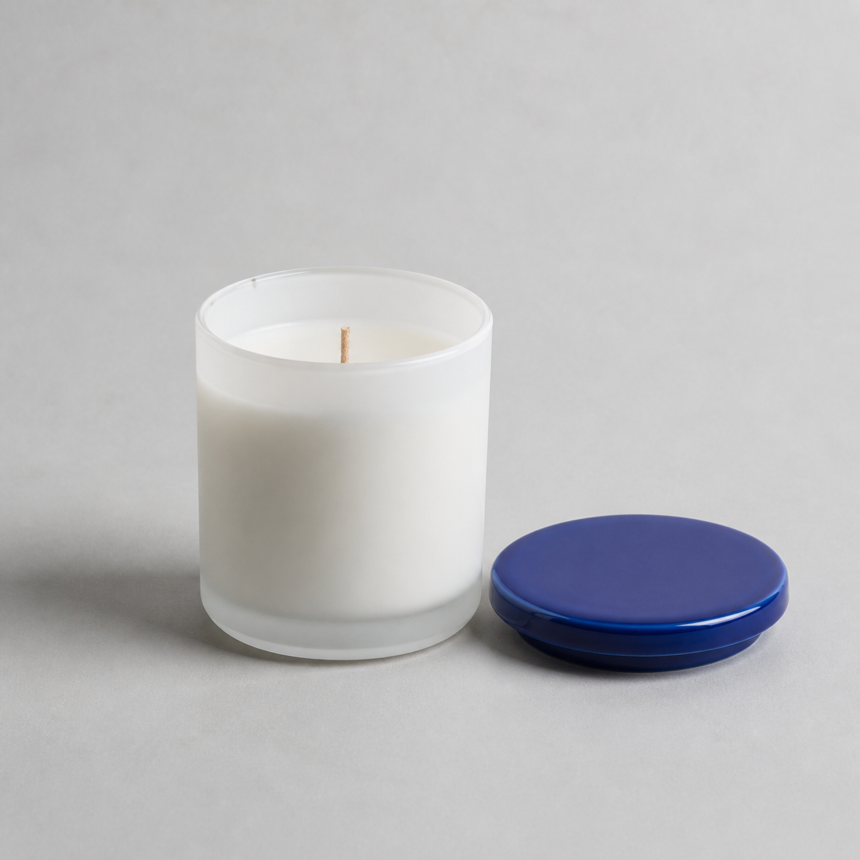 Vela Serena em recipiente azul-cobalto acesa